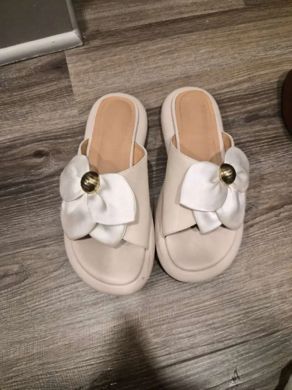 ULOVAZN Women’s Ivory Leather Slip-On Flat Floral Slide Sandals